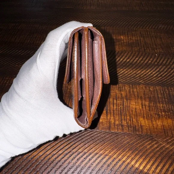 Louis Vuitton
Vintage 2005 Damier Elise Wallet - Picture 4 of 15